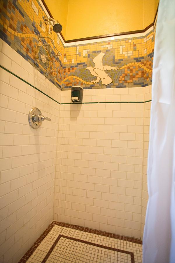 Mcmenamins White Eagle Rock & Roll Hotel ポートランド エクステリア 写真