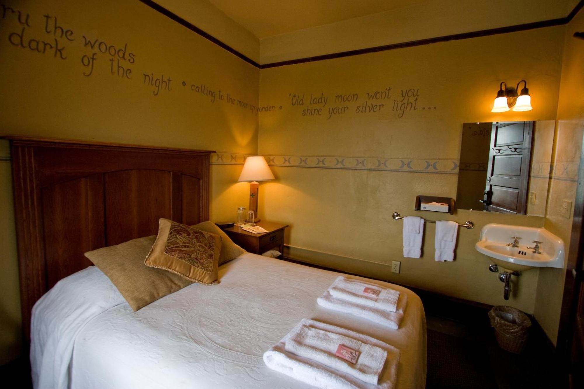 Mcmenamins White Eagle Rock & Roll Hotel ポートランド エクステリア 写真