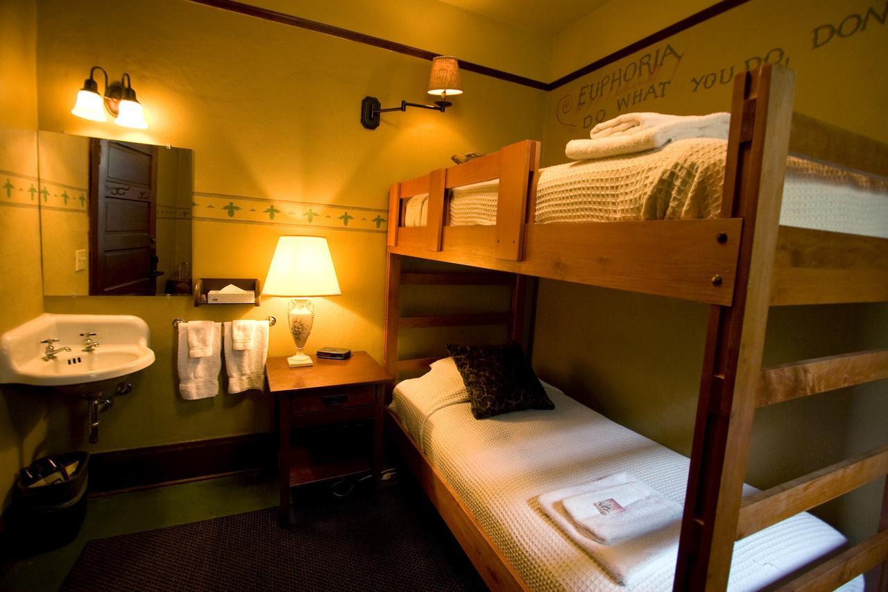 Mcmenamins White Eagle Rock & Roll Hotel ポートランド エクステリア 写真