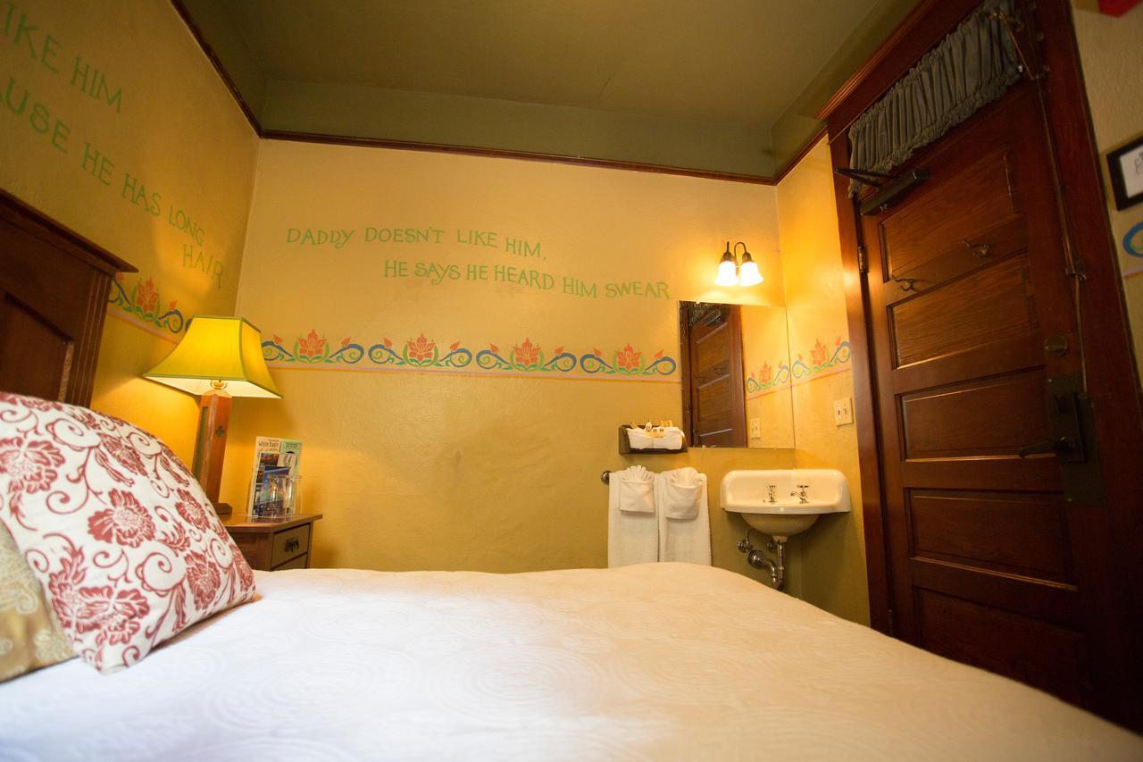 Mcmenamins White Eagle Rock & Roll Hotel ポートランド エクステリア 写真