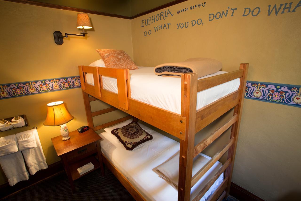 Mcmenamins White Eagle Rock & Roll Hotel ポートランド エクステリア 写真
