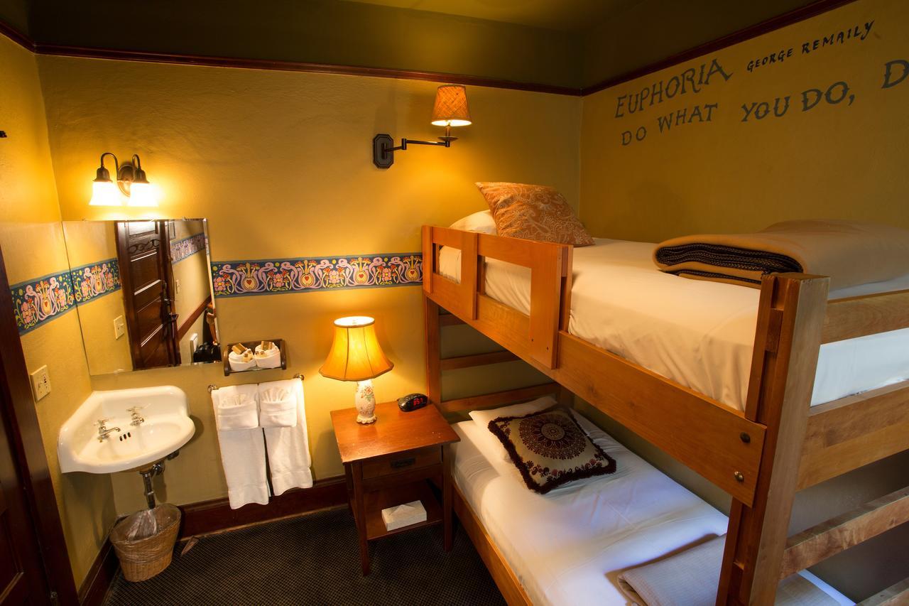 Mcmenamins White Eagle Rock & Roll Hotel ポートランド エクステリア 写真